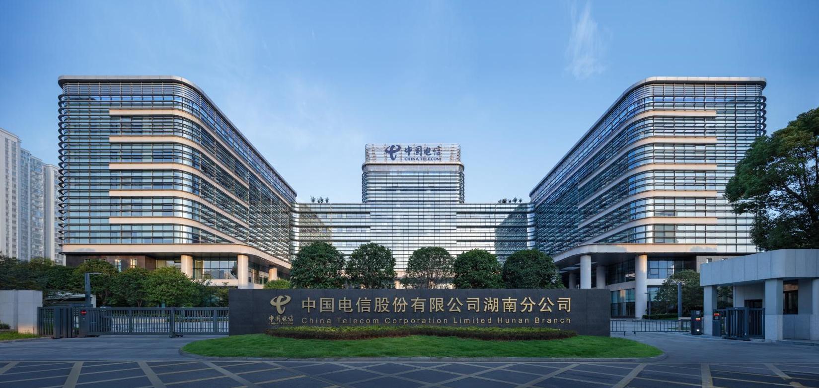 公司承建的湖南信息園（調(diào)度大樓、通信機(jī)房、地下室、附屬樓）工程榮獲兩項(xiàng)（土建、安裝）中國(guó)建設(shè)工程魯班獎(jiǎng)
